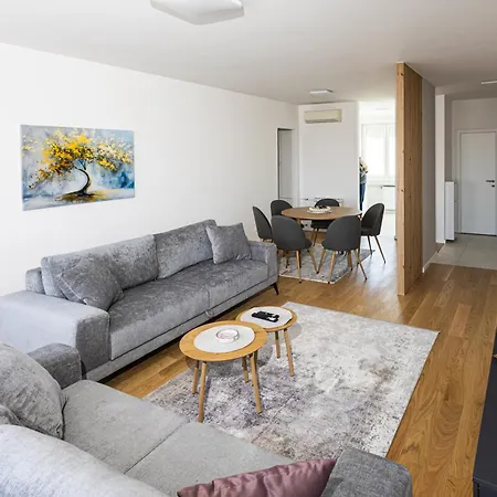 Luxury Apartment *